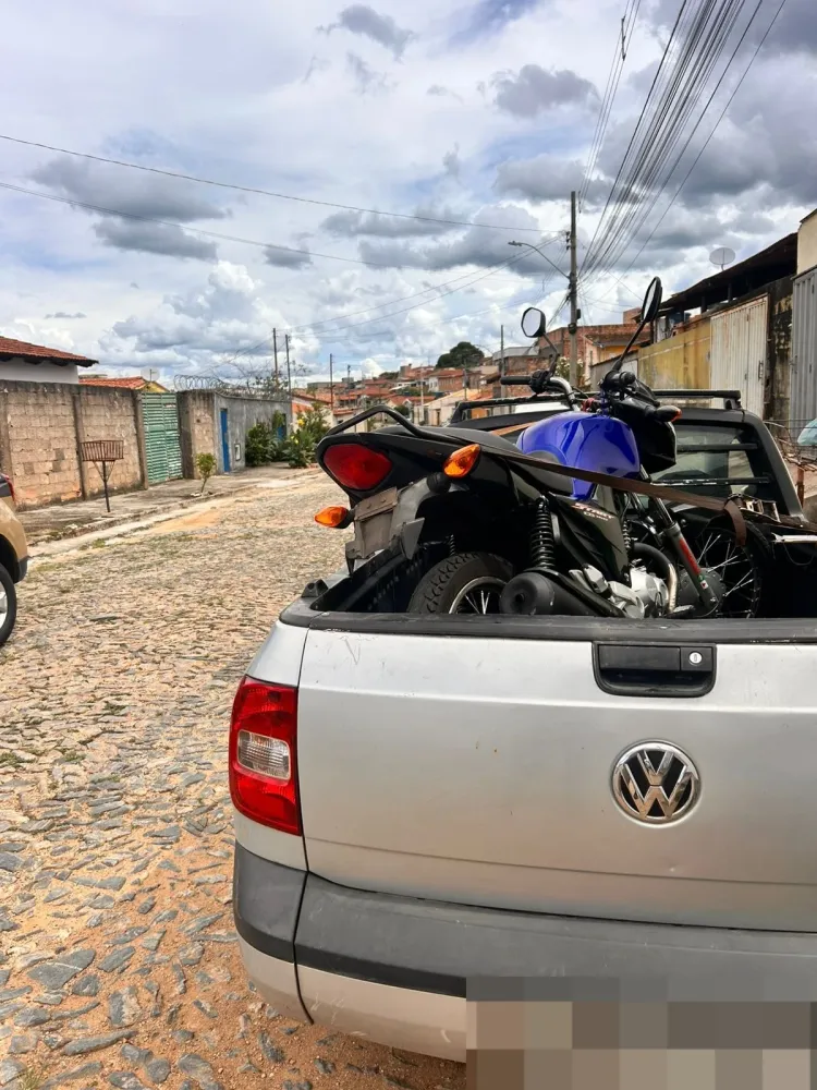 Motocicleta sem placa e com rabeta cortada, é apreendida no Recanto