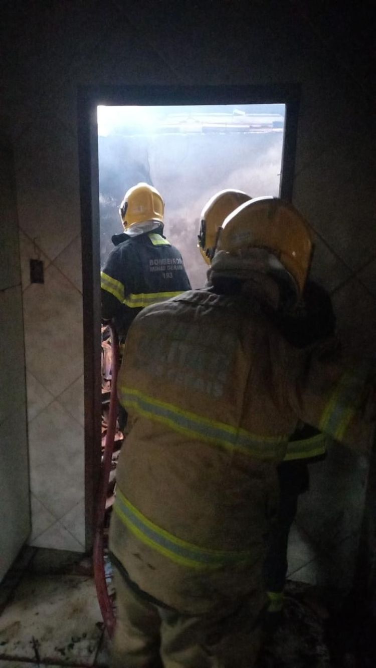 Homem morre carbonizado em incêndio residencial.