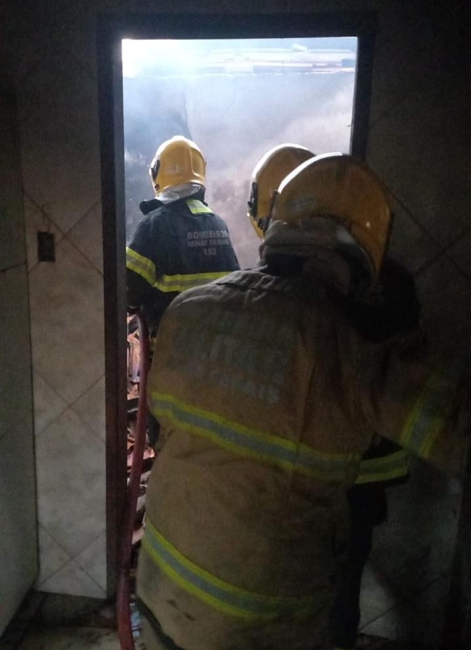 Homem morre carbonizado em incêndio residencial.