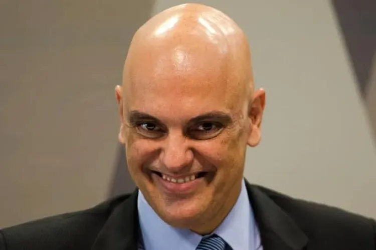 Moraes manda Exército entregar armas registradas em nome de Bolsonaro