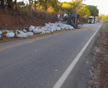 COLISÃO ENTRE CAMINHÃO E CAMINHONETE MATA JOVEM NA MG 060 PRÓXIMO A PEQUI.