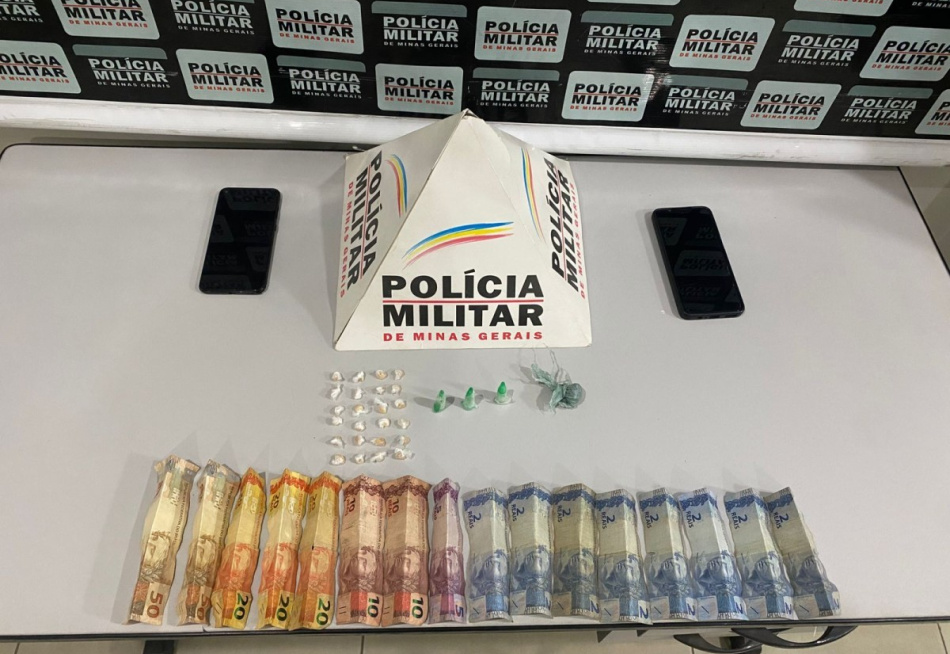 NOVA SERRANA/MG – HOMEM SUSPEITO É PRESO PELA POLÍCIA MILITAR POR TRÁFICO DE DROGAS; ENTORPECENTES, CELULARES E DINHEIRO SÃO APREENDIDOS