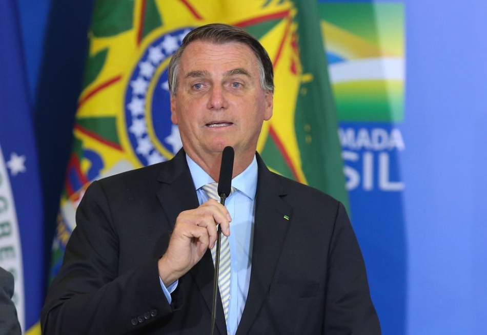 Bolsonaro zera PIS e Cofins do diesel e do gás de cozinha