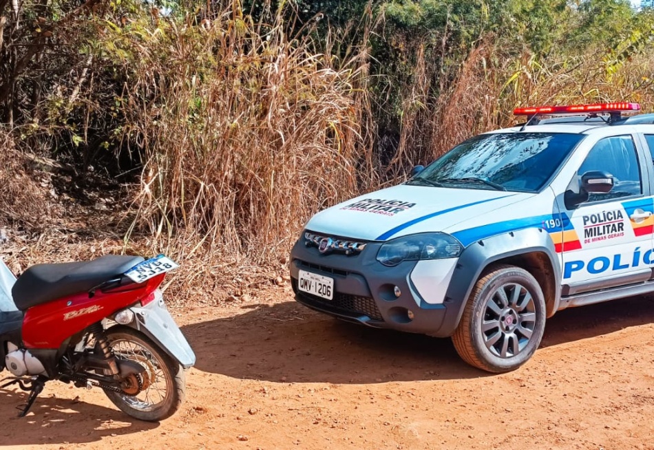 MOTONETA COM SINALIZAÇÃO DE ROUBO É LOCALIZADA EM ONÇA DE PITANGUI.