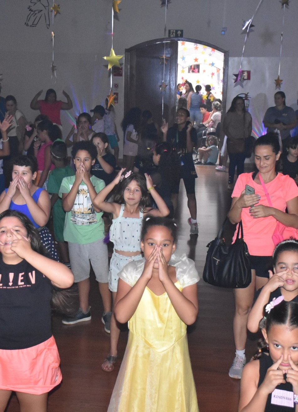 BALADINHA KIDS AGITA A CRIANÇADA NA ESCOLA DE DANÇA