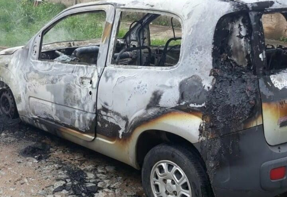 Veículo pega fogo no bairro Belvedere e suspeita é de falha mecânica