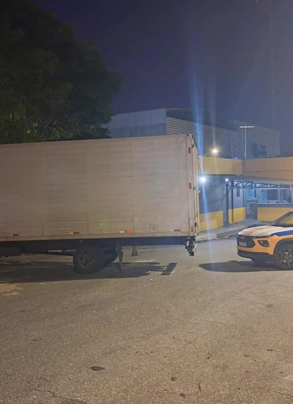 Homem é preso com caminhão adulterado e documento falso na MG-050, em Piumhi