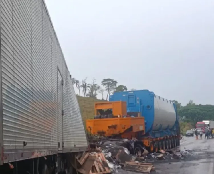 Caminhão colide com carreta na BR-354 e motorista morre em MG