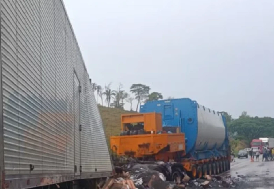 Caminhão colide com carreta na BR-354 e motorista morre em MG