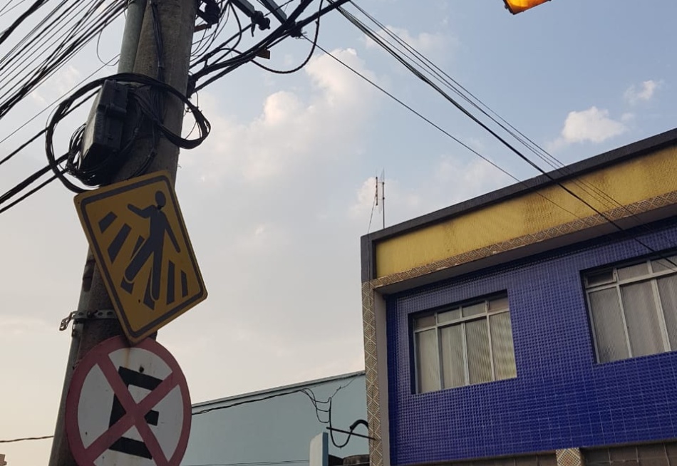 Luz acessa em poste durante o dia causa revolta de moradores no centro de Pará de Minas