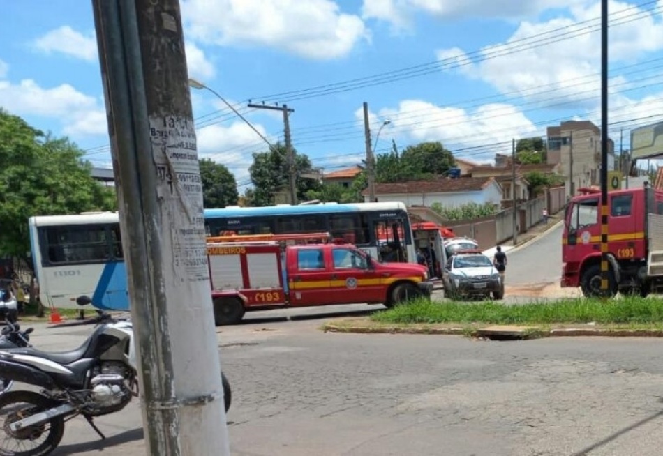 Mulher fica ferida após se envolver com sua moto em um acidente com ônibus na avenida Ronaldo de Castro Alves