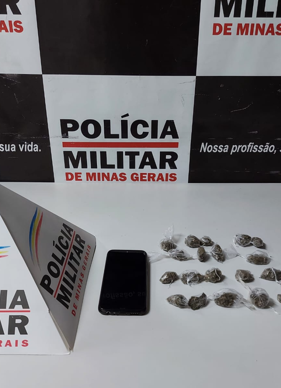 Menor é apreendido em Nova Serrana com 19 buchas de substância análoga à maconha