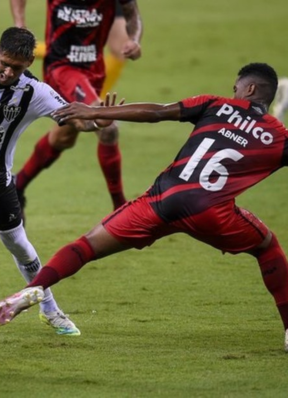 Atlético perde para o Athletico Paranaense e desperdiça chance de abrir cinco pontos na liderança do Brasileirão