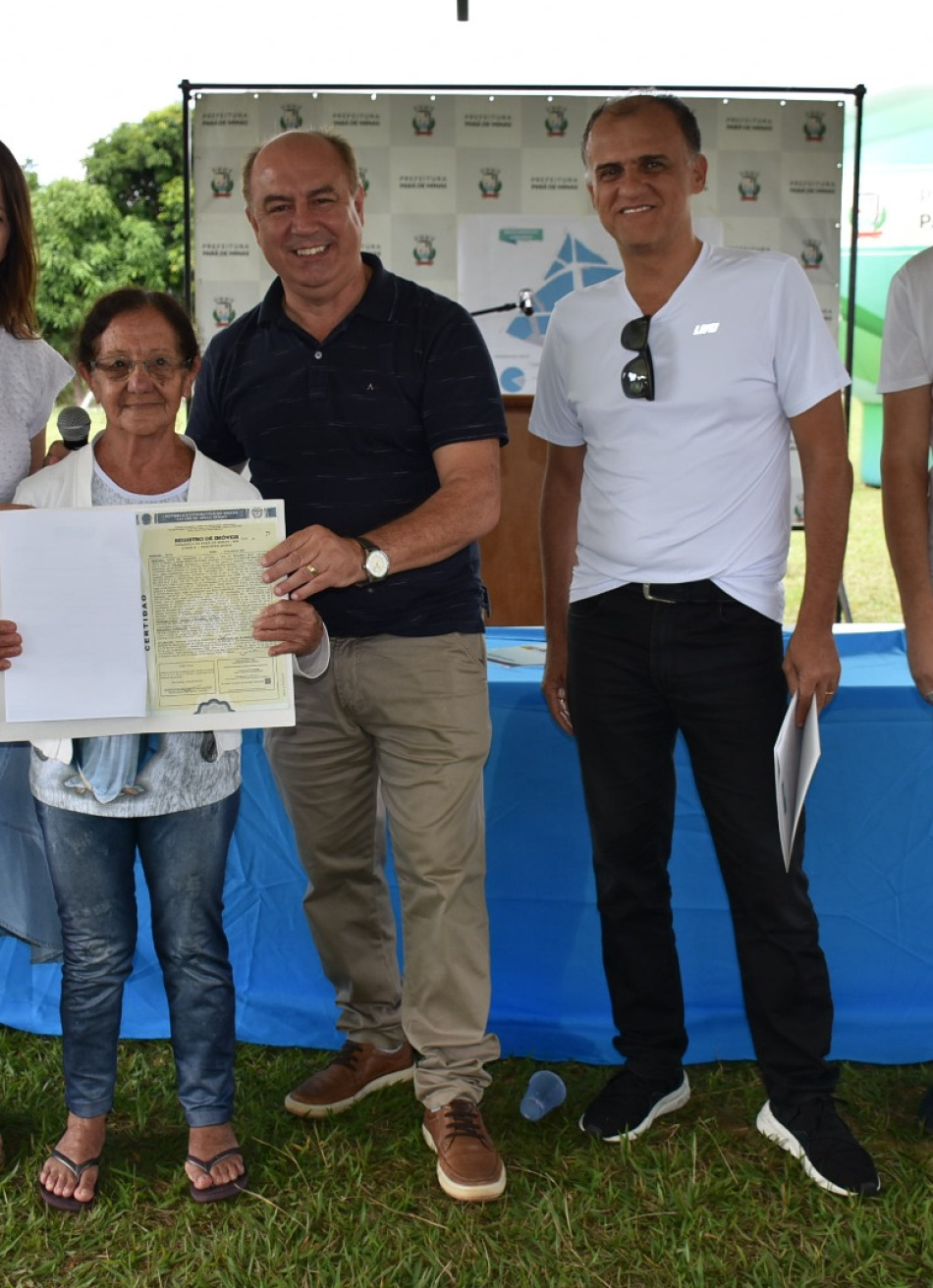Escritura em mãos: Prefeitura entrega documentação aos moradores de  Bom Jesus do Pará
