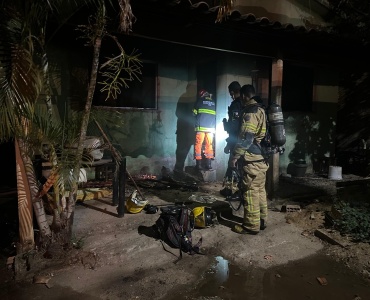 Imóvel é destruído pelo fogo no bairro Padre Libério.