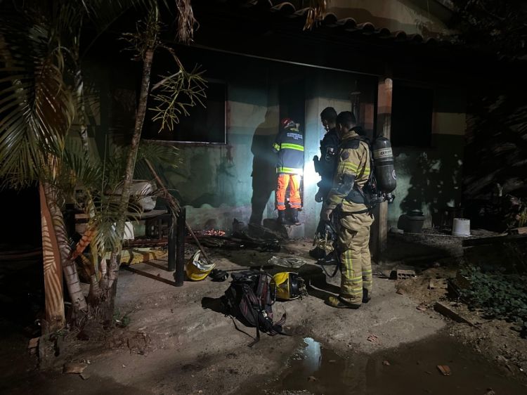 Imóvel é destruído pelo fogo no bairro Padre Libério.