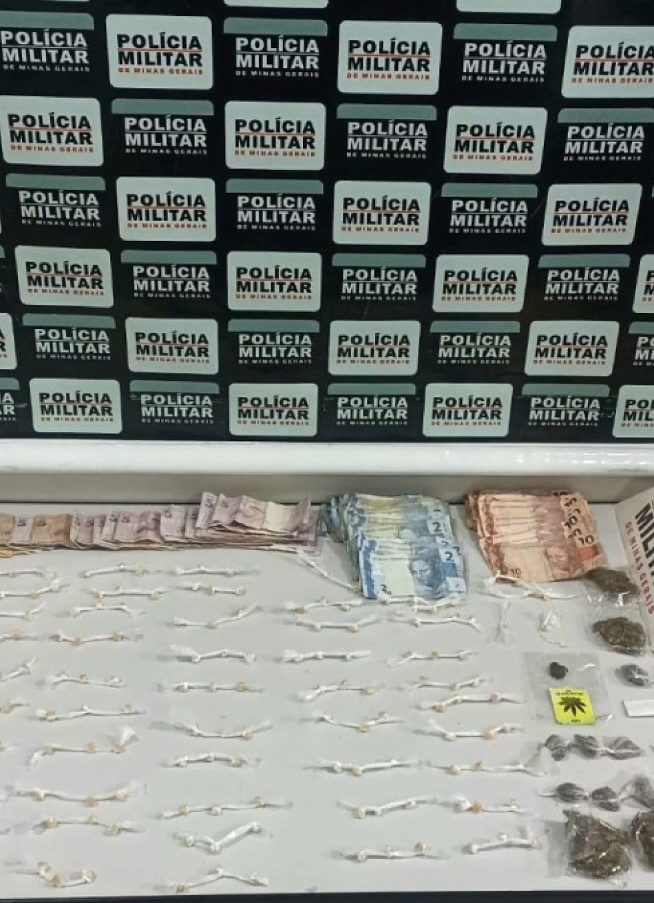 NOVA SERRANA/MG – POLÍCIA MILITAR PRENDE TRÊS HOMENS, INCLUINDO FORAGIDO DA JUSTIÇA, E APREENDE DINHEIRO E GRANDE QUANTIDADE DE DROGAS