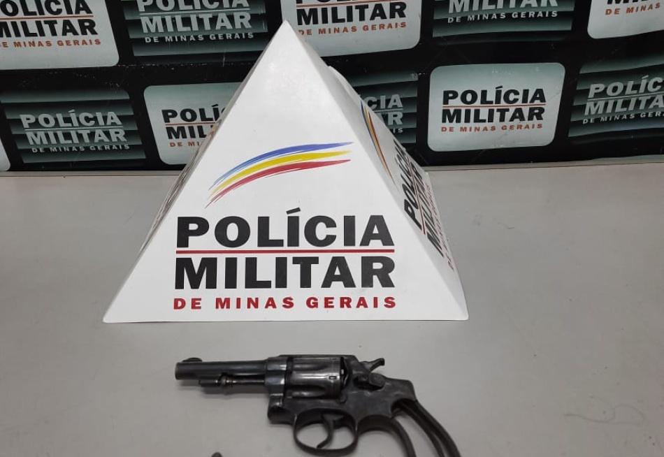 Rapaz é preso no bairro Santos Dumont acusado de efetuar tiros de arma de fogo em uma via pública