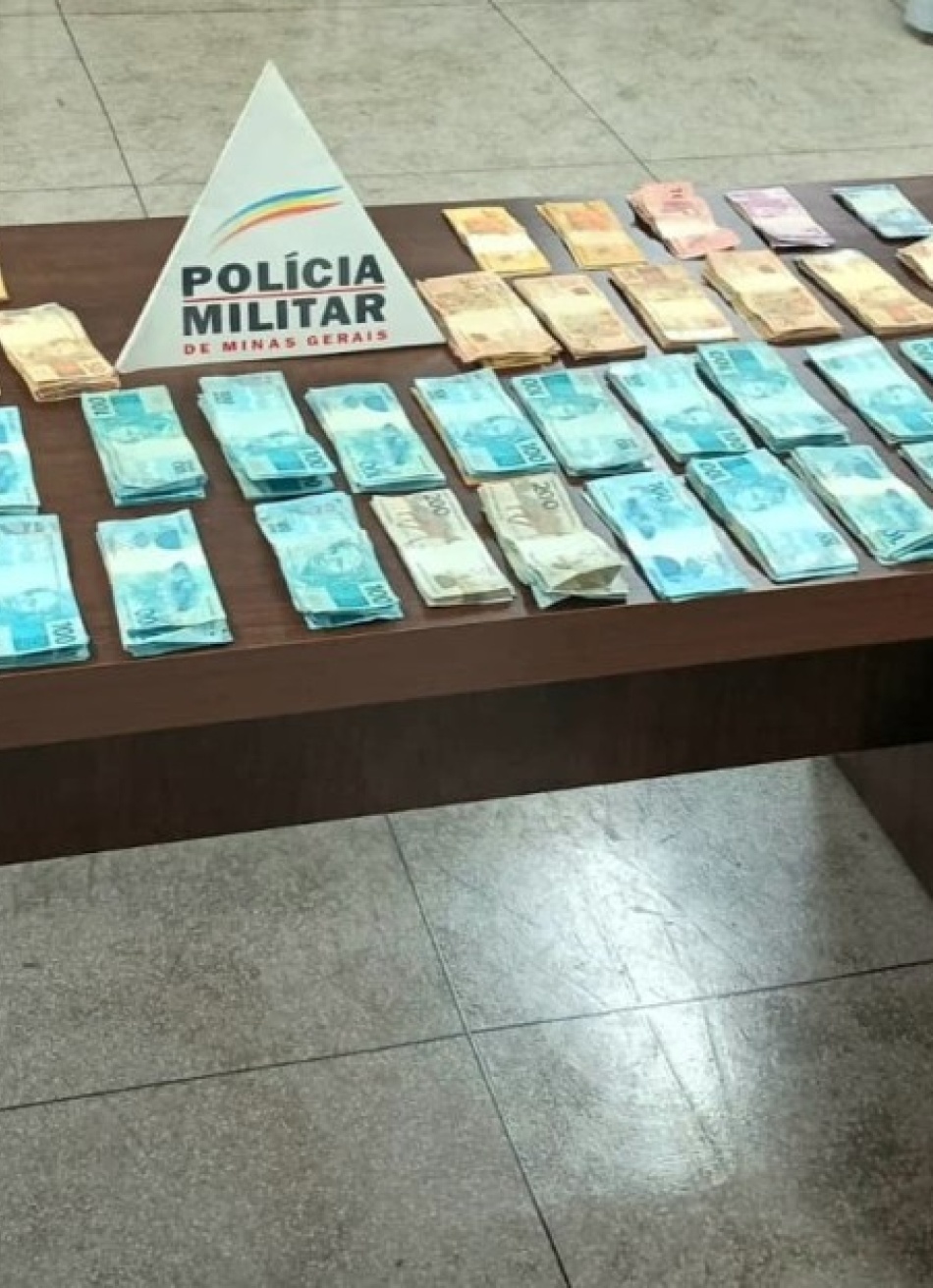 ARAÚJOS/MG – POLÍCIA MILITAR AGE RÁPIDO, RECUPERA DINHEIRO E VEÍCULO ROUBADOS, APREENDE ARMA DE FOGO E PRENDE SUSPEITO.