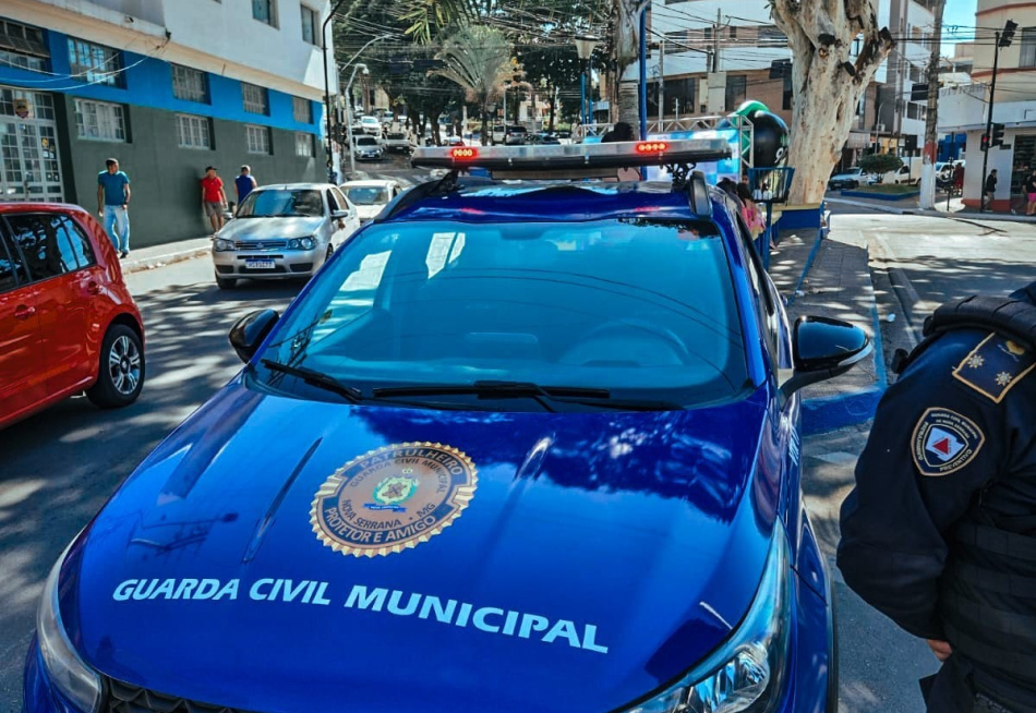 Nova Serrana/MG – Mulher é intimidada por vizinha após lixo ser deixado em frente à sua casa