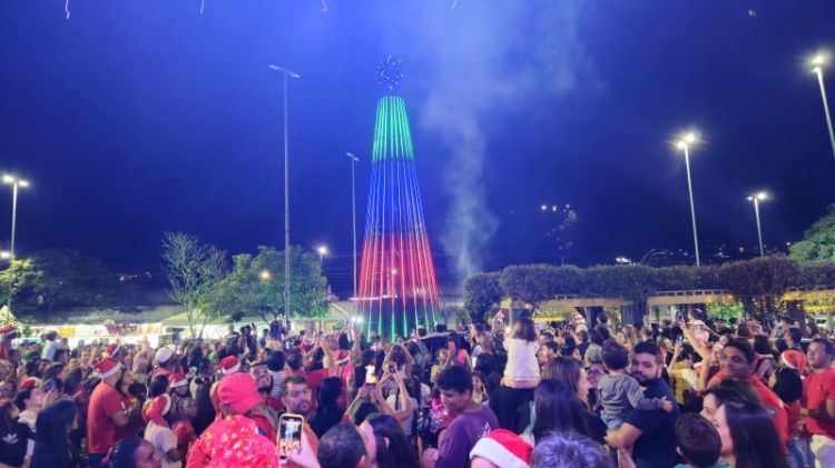 Desfile Natalino Marca Abertura da Programação "Natal Luz e Sonhos" em Pará de Minas