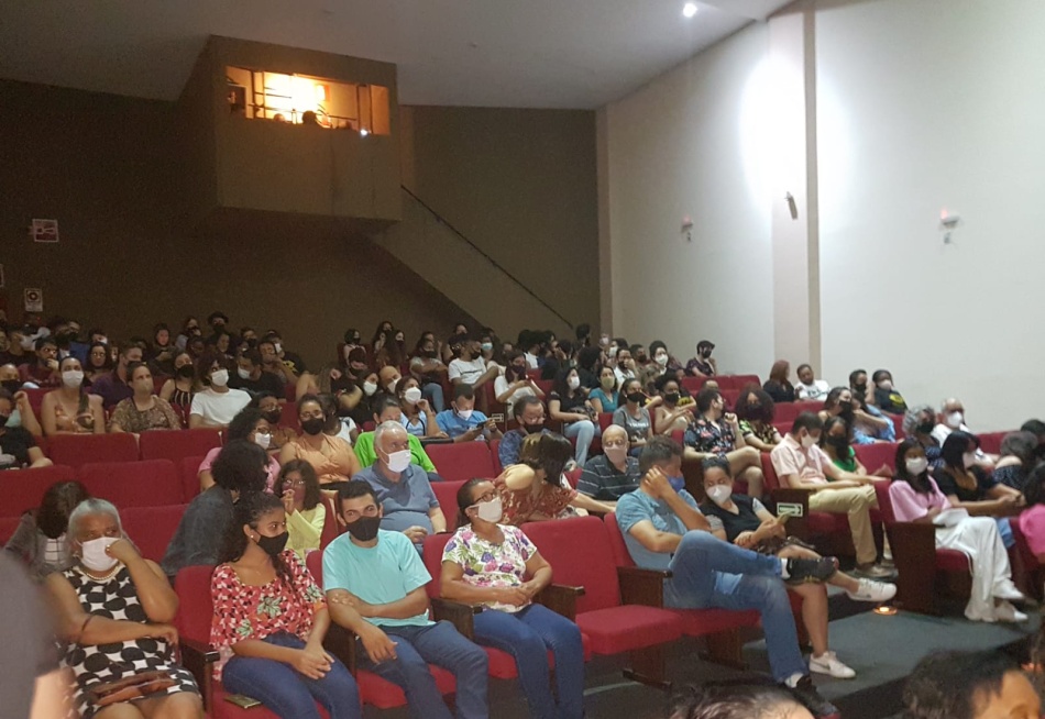 Com bom público, Teatro Municipal teve noite de apresentações teatrais e de lançamento de selo comemorativo dos 10 anos