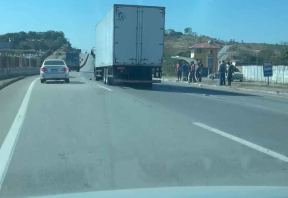 Jovem de 21 anos é atropelado por carreta na BR-262, em Pará de Minas