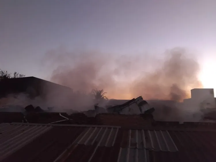 Incêndio de grandes proporções destrói galpão de reciclagem em Pará de Minas