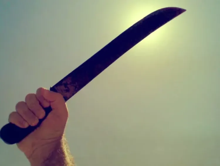 São José da Varginha: homem é brutalmente agredido com facão e enxada; suspeito é preso e outros dois fogem