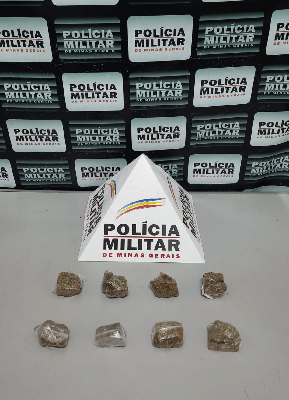 Polícia Militar apreendeu oito buchas de maconha escondidas em uma casa abandonada no bairro Recanto da Lagoa