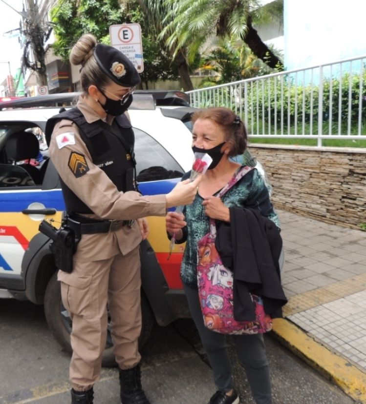 Blitz de Trânsito educativa no centro de Pará de Minas faz homenagem ao Dia Internacional da Mulher