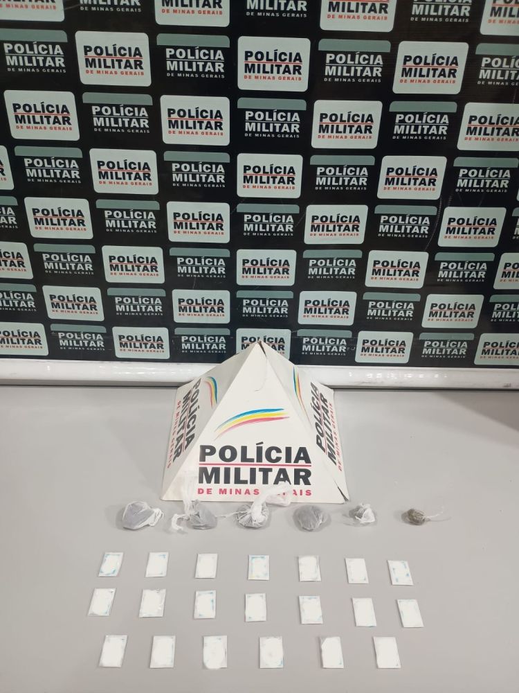 NOVA SERRANA/MG – POLÍCIA MILITAR PRENDE JOVEM SUSPEITO  DE 20 ANOS POR TRÁFICO DE DROGAS E APREENDE COCAÍNA, MACONHA E CELULAR