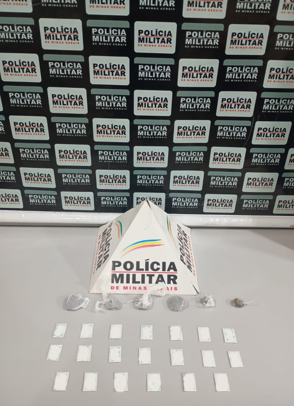 NOVA SERRANA/MG – POLÍCIA MILITAR PRENDE JOVEM SUSPEITO  DE 20 ANOS POR TRÁFICO DE DROGAS E APREENDE COCAÍNA, MACONHA E CELULAR