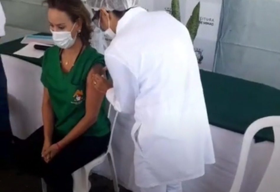 Enfermeira da equipe multidisciplinar de atenção domiciliar é a primeira pessoa a receber a dose da vacina contra a Covid-19 em Pará de Minas