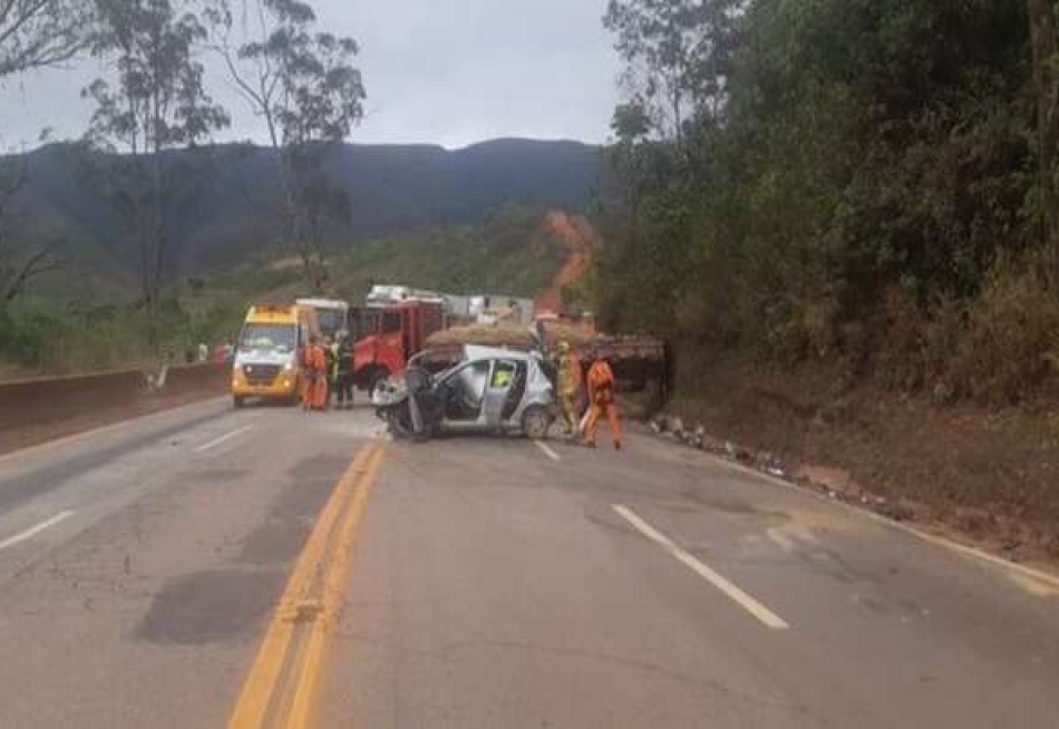 Acidente com um caminhão e dois carros na BR-040, próximo de Itabirito, provoca a morte de uma pessoa e deixa outras duas feridas