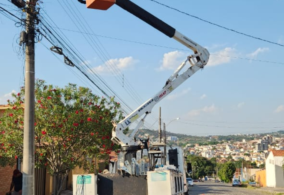 ILUMINAÇÃO DE LED SEGUE SENDO INSTALADA EM NOSSA CIDADE.