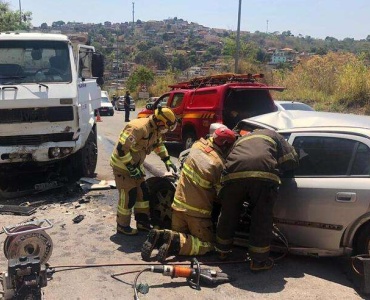 Colisão frontal entre carro e caminhão provoca a morte de uma pessoa na MG-262 em Sabará