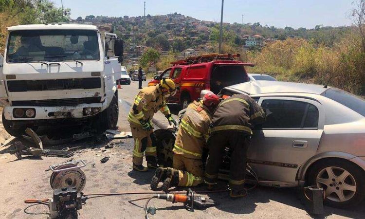 Colisão frontal entre carro e caminhão provoca a morte de uma pessoa na MG-262 em Sabará