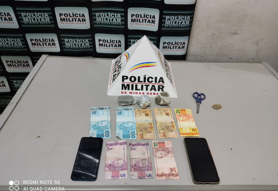 Dupla é presa no bairro Jardim das Piteiras acusada de tráfico de drogas