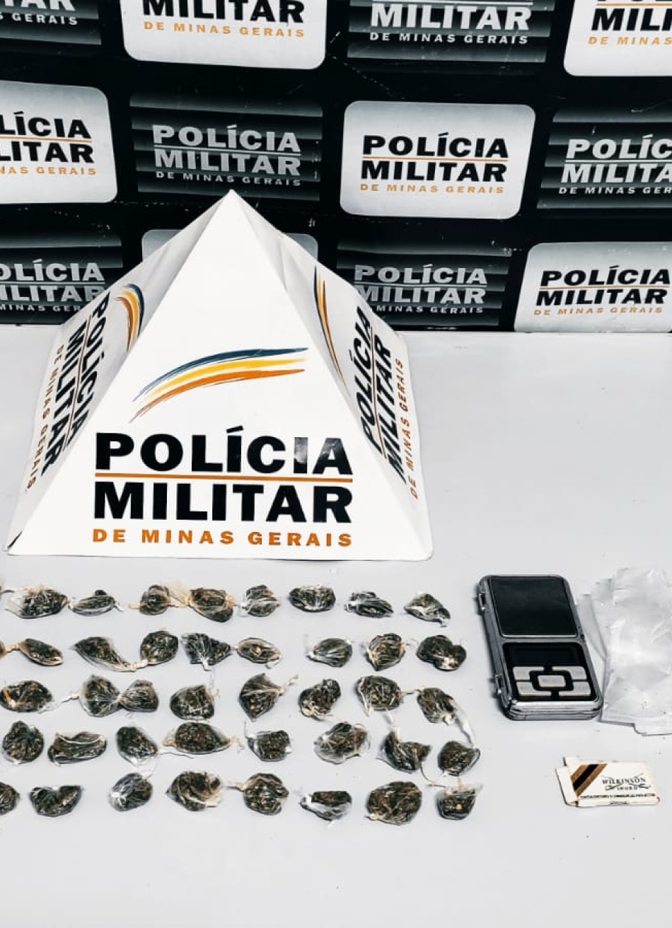 Polícia Militar apreendeu 45 buchas de maconha em uma casa abandonada no bairro Recanto da Lagoa