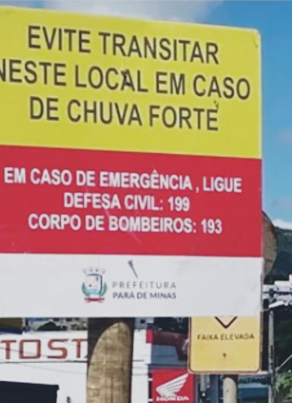 Placas de advertência orientam população de Pará de Minas sobre locais que podem ficar alagados no período de chuva