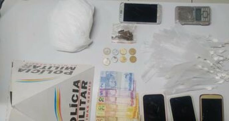 Através de denúncias anônimas, Polícia Militar apreende 49 papelotes de cocaína e detém cinco adultos e um adolescente