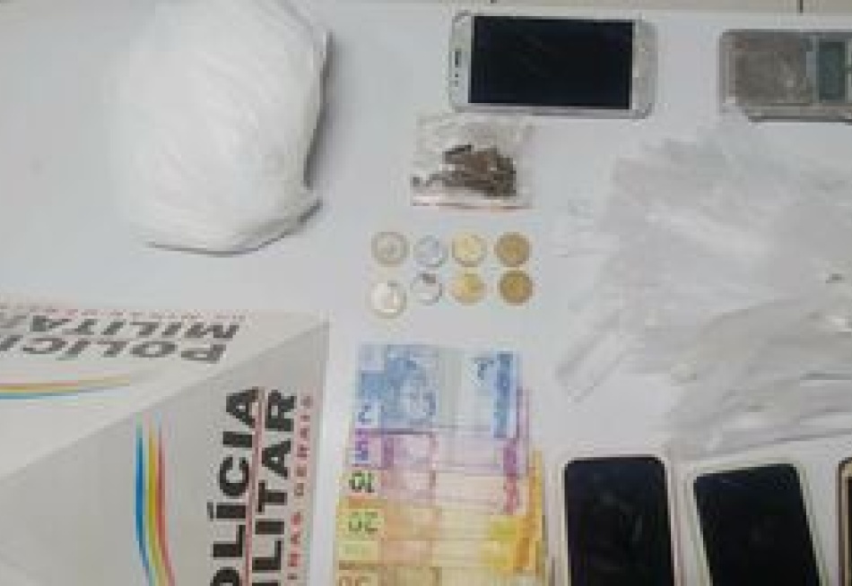 Através de denúncias anônimas, Polícia Militar apreende 49 papelotes de cocaína e detém cinco adultos e um adolescente