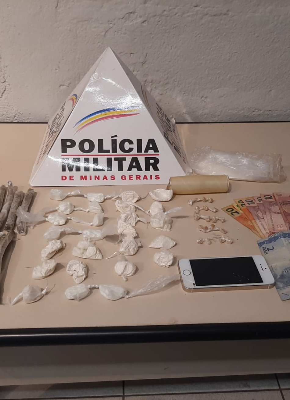Adolescente de 17 anos é apreendido em Divinópolis com 21 tabletes de maconha, 26 papelotes de cocaína e 20 pedras de crack