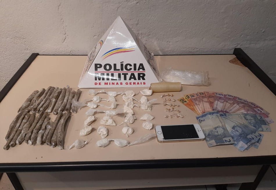 Adolescente de 17 anos é apreendido em Divinópolis com 21 tabletes de maconha, 26 papelotes de cocaína e 20 pedras de crack