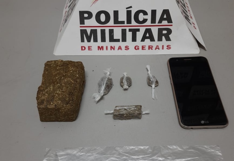 Polícia Militar apreende uma barra, um tablete e três buchas de maconha no bairro Redentor