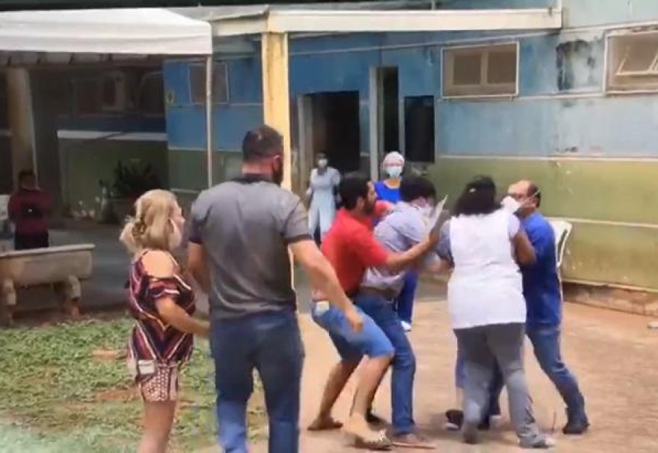 Jornalistas são agredidos enquanto faziam matéria em um PAM na cidade de Prata, no Triângulo Mineiro