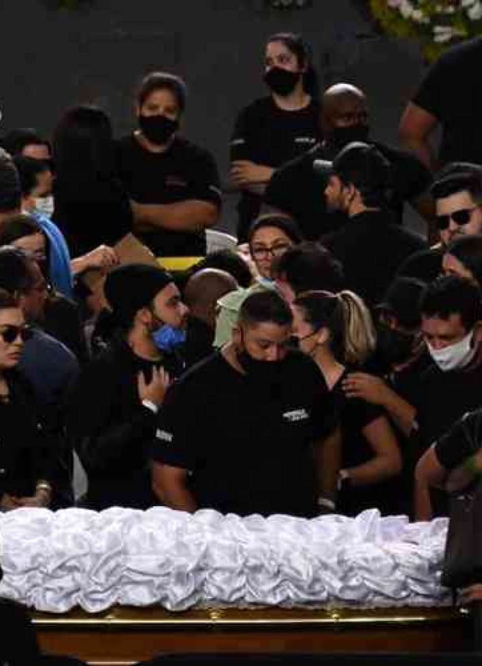 Fãs formam longa fila para prestarem as últimas homenagens à cantora Marília Mendonça