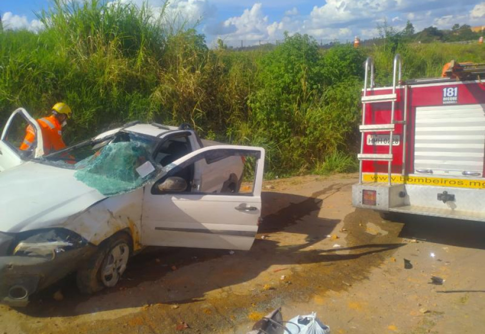 Capotamento de carro próximo da passarela do bairro Serra Verde deixa casal ferido