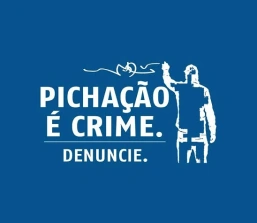PM aborda mulher flagrada pichando muro com nome de candidato em Papagaios